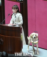  점자로 이어간 17시간 필리버스터…김예지 