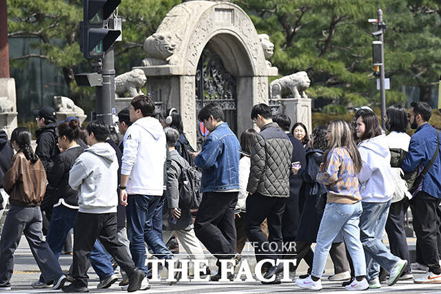 시민들이 서울 종로구 청계천의 산책로를 걷고 있다.