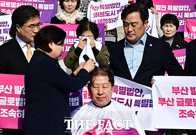 박형준 부산시장이 23일 오전 서울 여의도 국회 본청 앞 계단에서 글로벌 허브도시 특별법 제정을 촉구하며 삭발을 하고 있다. /국회=배정한 기자