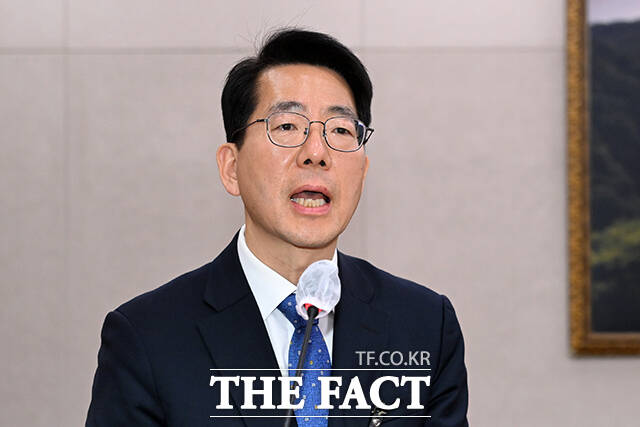 황종우 해양수산부장관 후보자가 인사청문회에서 어기구 위원장에게 선서문을 제출하고 있다.