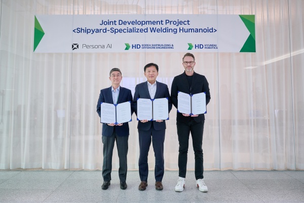 HD현대가 최근 '조선소 특화 용접용 휴머노이드의 실증 및 상용화를 위한 공동개발 협약'을 체결했다(사진 왼쪽부터 HD현대로보틱스 송영훈 솔루션개발부문장, HD한국조선해양 이동주 제조혁신연구소 부문장, 페르소나 AI 닉 래드포드(Nicolaus Radford) CEO)./HD현대