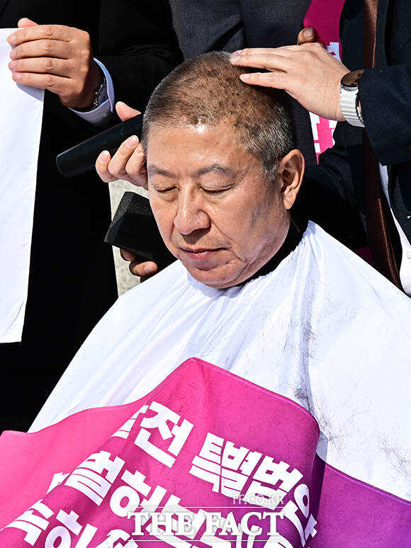 박형준 부산시장이 23일 오전 서울 여의도 국회 본청 앞 계단에서 글로벌 허브도시 특별법 제정을 촉구하며 삭발을 하고 있다. /국회=배정한 기자