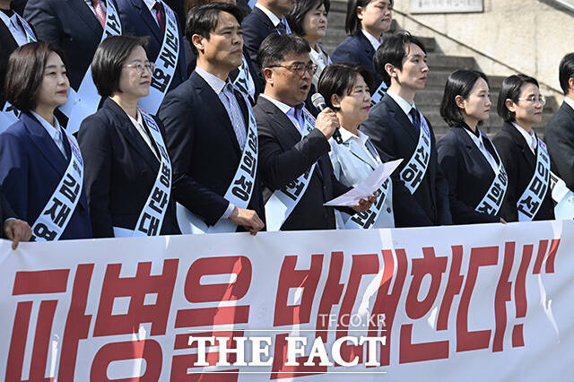 강석헌 진보당 강원도 홍천군수 후보(왼쪽 네 번째)가 발언하고 있다.