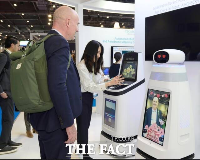 17일부터 19일(현지시간)까지 영국 런던에서 열린 PTE 2026 전시회의 인천공항 전시관에서 인천국제공항공사 직원이 해외 공항 관계자들을 대상으로 AI 서비스 로봇을 시연하고 있다. /인천공항공사