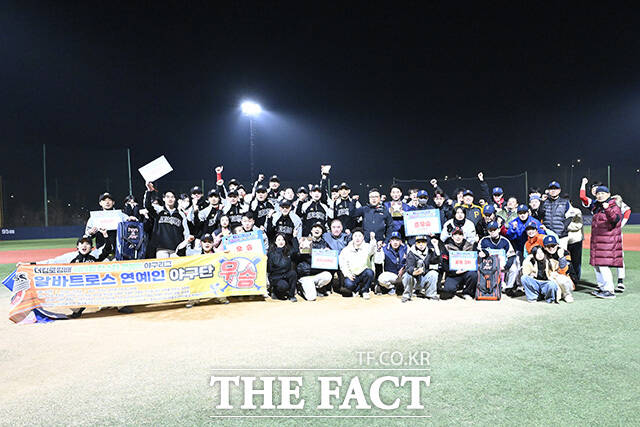 우승팀 알바트로스와 준우승팀 공놀이야 선수들이 기념사진을 찍고 있다.