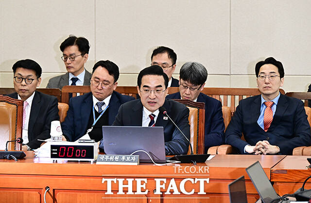 박홍근 기획예산처 장관 후보자(가운데)가 23일 오전 서울 여의도 국회 재정경제기획위원회에서 열린 인사청문회에 출석해 질의에 답변을 하고 있다. /국회=배정한 기자