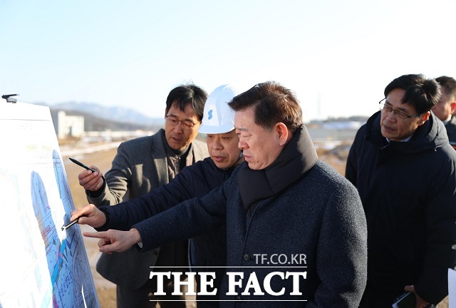 박승원 광명시장이 지난 2월 광명시흥 테크노밸리 공사 현장을 방문해 진행 현황을 점검하고 있다. /광명시