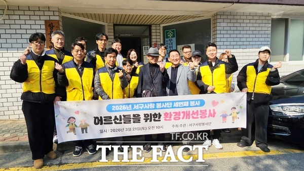 대전시 서구 갈마2동 서구사랑봉사단이 21일 오랜 사용으로 난방 효율이 떨어진 쌍용아파트경로당의 노후 보일러 교체 봉사를 펼치고 있다. /대전 서구