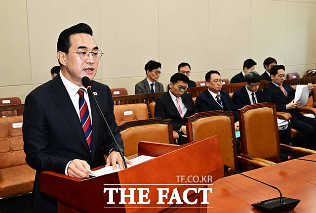 박홍근 기획예산처 장관 후보자(가운데)가 23일 오전 서울 여의도 국회 재정경제기획위원회에서 열린 인사청문회에 출석해 질의에 답변을 하고 있다. /국회=배정한 기자