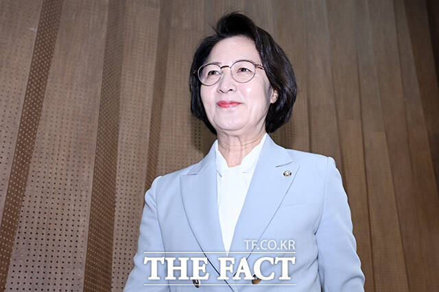 추미애 더불어민주당 의원이 법제사법위원장직 사퇴 관련 기자회견을 준비하고 있다.