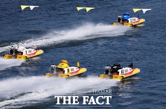 미사경정장에서 모터보트에 탄 선수들이 수면 위를 질주하고 있다./국민체육진흥공단