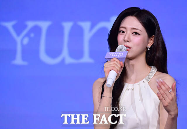 있지(ITZY) 유나가 23일 서울 광진구 풀만 앰배서더 서울 이스트폴에서 열린 솔로 데뷔 첫 미니 앨범 '아이스크림(Ice Cream)' 발매 기념 기자간담회에 참석해 취재진 질의에 답하고 있다.