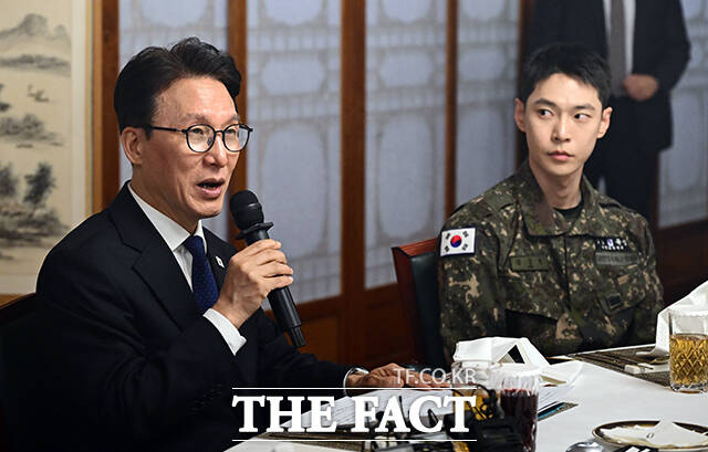 김민석 국무총리(왼쪽)가 23일 오후 서울 종로구 국무총리 서울공관에서 열린 생명대사 및 천명수호처 만찬간담회에 참석해 인사말을 하고 있다. /임영무 기자