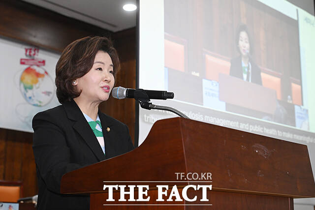 이수진 더불어민주당 의원이 23일 오후 서울 여의도 국회도서관에서 열린 국회국제보건의료포럼 ‘국제 결핵 및 감염병 퇴치 지원 강화를 위한 국회세미나’에 참석해 개회사를 하고 있다. /국회=서예원 기자