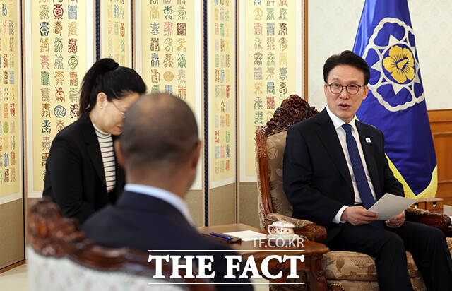 김민석 국무총리(오른쪽)가 23일 오전 서울 종로구 정부서울청사에서 마이클 해리스 뉴욕증권거래소 부회장과 만나 기념촬영을 하고 있다. /국무총리실