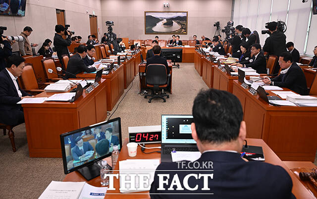 황종우 해양수산부장관 후보자가 인사청문회에서 어기구 위원장에게 선서문을 제출하고 있다.