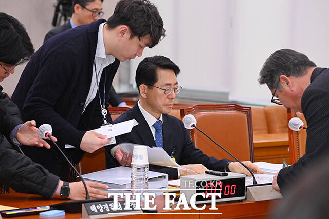 황종우 해양수산부장관 후보자가 인사청문회에서 어기구 위원장에게 선서문을 제출하고 있다.