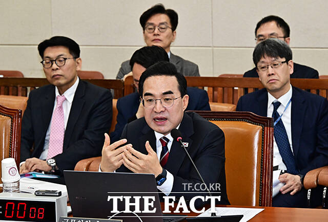 박홍근 기획예산처 장관 후보자(가운데)가 23일 오전 서울 여의도 국회 재정경제기획위원회에서 열린 인사청문회에 출석해 질의에 답변을 하고 있다. /국회=배정한 기자