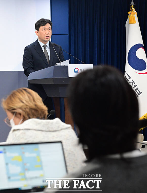윤민호 통일부 대변인이 23일 오전 서울 종로구 정부서울청사에서 현안 관련 정례브리핑을 하고 있다. /임영무 기자