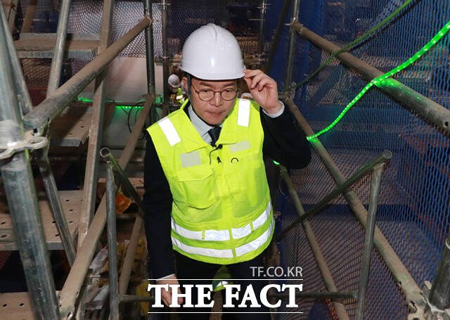 정원오 더불어민주당 서울시장 예비후보가 23일 서울 강남구 영동대로 복합개발 지하공사 현장을 찾아 '하나씩 안전 착착!' 안전 공약을 발표하고 있다.