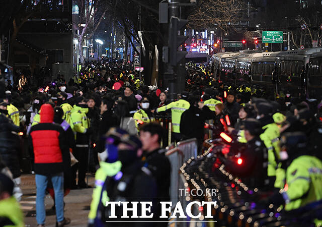 그룹 방탄소년단(BTS) 광화문 공연 당일 행사장 일대에서 접수된 112 신고는 74건으로 집계됐다. 사진은 BTS의 팬들이 21일 오후 서울 종로구 광화문광장에서 열린 방탄소년단(BTS) 컴백 라이브 공연을 마치고 귀가하고 있는 모습. /박헌우 기자