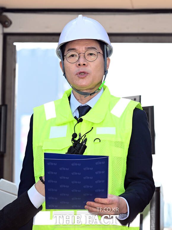 정원오 더불어민주당 서울시장 예비후보가 23일 서울 강남구 영동대로 복합개발 지하공사 현장을 찾아 '하나씩 안전 착착!' 안전 공약을 발표하고 있다.