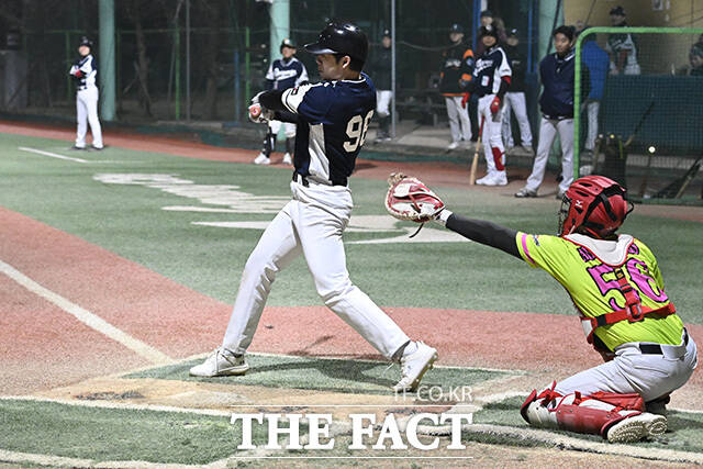 배우 황윤제가 타석에서 배트를 휘두르고 있다.