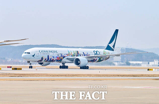 양석호 캐세이 한국 대표(오른쪽에서 다섯번 째)를 비롯한 관계자들이 기념촬영을 하고 있다.