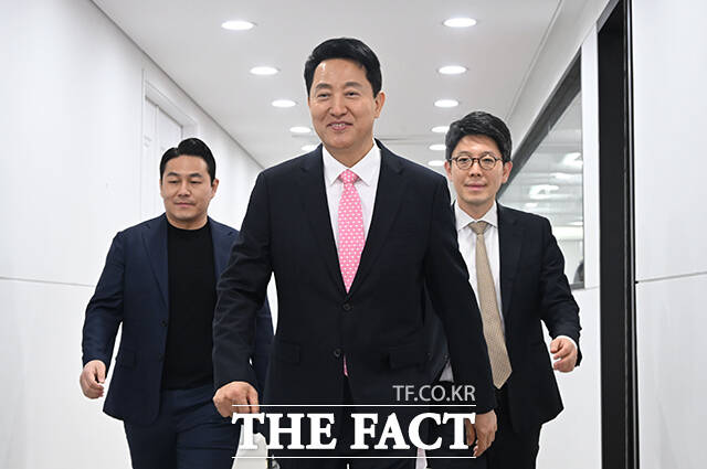 오세훈 서울시장과 박수민 의원, 윤희숙 전 의원이 23일 국민의힘 서울시장 경선 후보로 결정됐다. 가운데는 오 시장./박헌우 기자