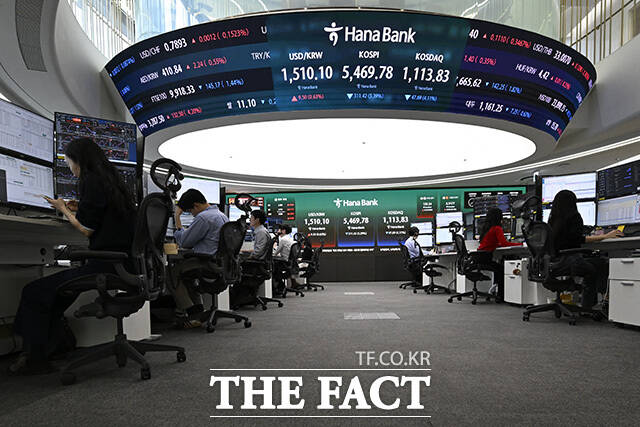 한 딜러가 머리에 손을 댄 채 고민하고 있다.