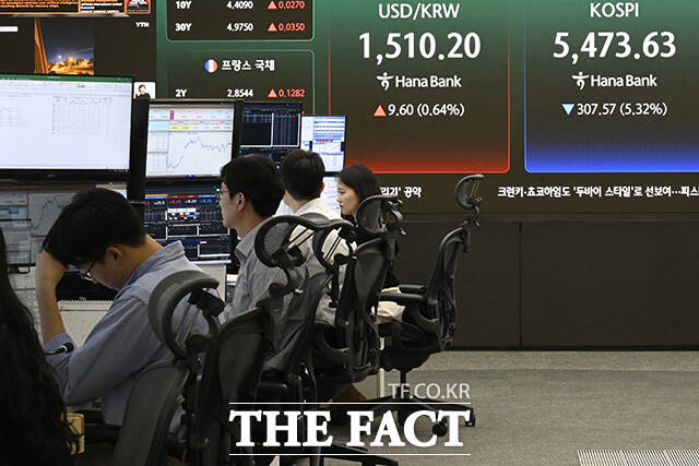 한 딜러가 머리에 손을 댄 채 고민하고 있다.