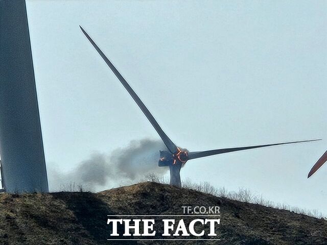 영덕 풍력발전기에서 발생한 화재로 내부에서 작업 중이던 작업자 3명이 모두 숨진 채 발견됐다. /뉴시스