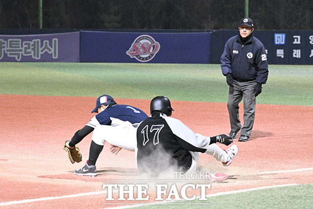 알바트로스 팀 선수가 1루로 슬라이딩하고 있다.