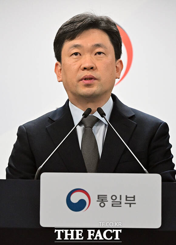 윤민호 통일부 대변인이 23일 오전 서울 종로구 정부서울청사에서 현안 관련 정례브리핑을 하고 있다. /임영무 기자