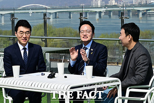 박주민 더불어민주당 서울시장 예비후보(가운데)가 23일 오전 서울 여의도 국회 강변서재에서 김남국 대변인(왼쪽), 김용민 의원과 티타임을 갖고 있다. /국회=배정한 기자