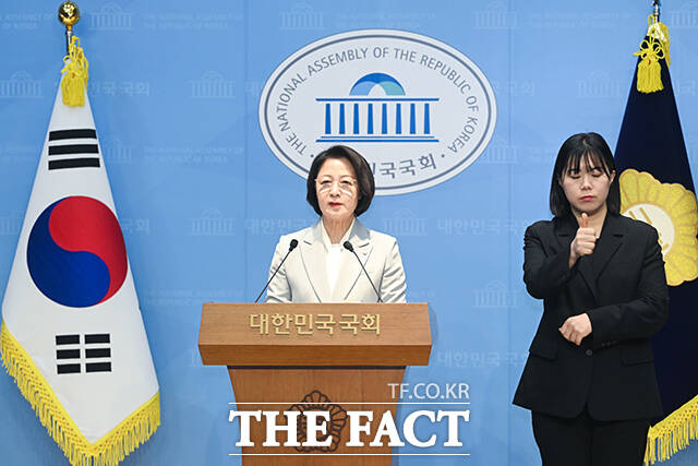 추미애 더불어민주당 의원이 법제사법위원장직 사퇴 관련 기자회견을 준비하고 있다.