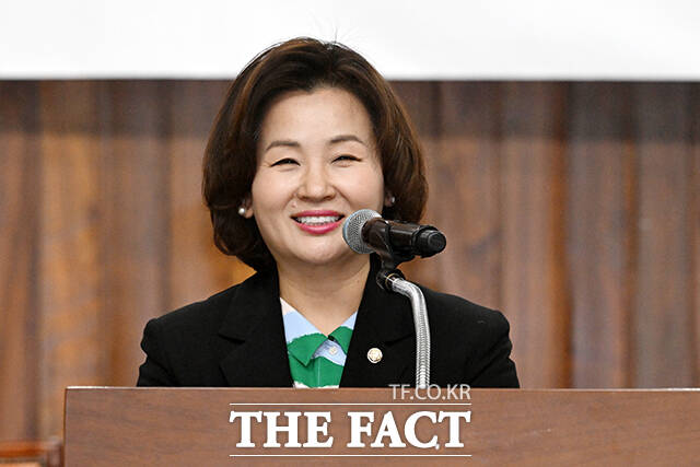 이수진 더불어민주당 의원이 23일 오후 서울 여의도 국회도서관에서 열린 국회국제보건의료포럼 ‘국제 결핵 및 감염병 퇴치 지원 강화를 위한 국회세미나’에 참석해 개회사를 하고 있다. /국회=서예원 기자