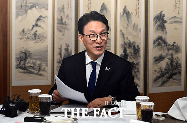 김민석 국무총리(왼쪽)가 23일 오후 서울 종로구 국무총리 서울공관에서 열린 생명대사 및 천명수호처 만찬간담회에 참석해 인사말을 하고 있다. /임영무 기자