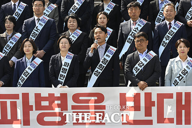 정희성 진보당 광주전남통합특별시 광산구청장 후보(가운데)가 발언하고 있다.
