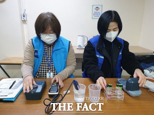 수원시 워터코디가 수돗물 수질을 검사하는 모습 /수원시상수도사업소