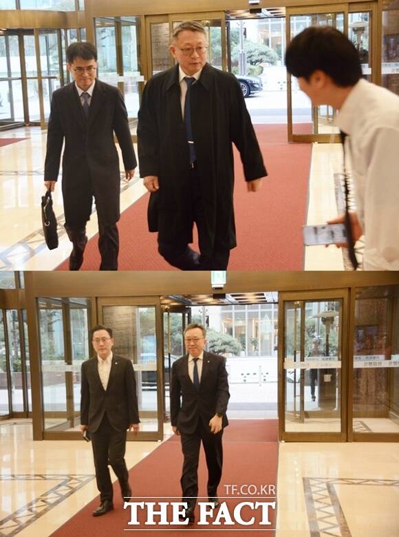 정상혁 신한은행장(위)과 정진완 우리은행장이 23일 오후 서울 명동 은행연합회에서 열리는 한국은행 총재와 은행장들의 간담회에 참석하고 있다. /김태환 기자