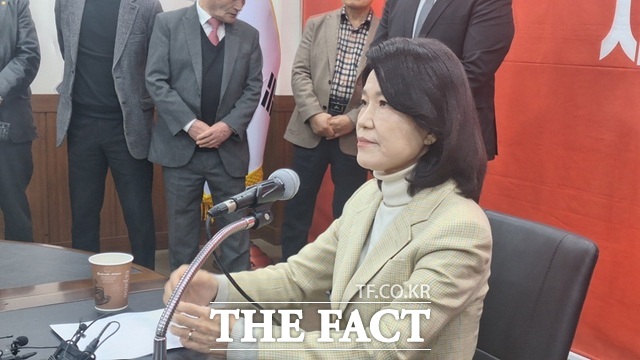 국민의힘 대구시장 경선에서 컷오프된 이진숙 전 방송통신위원장이 23일 대구시당에서 기자회견을 갖고 있다. /박병선 기자