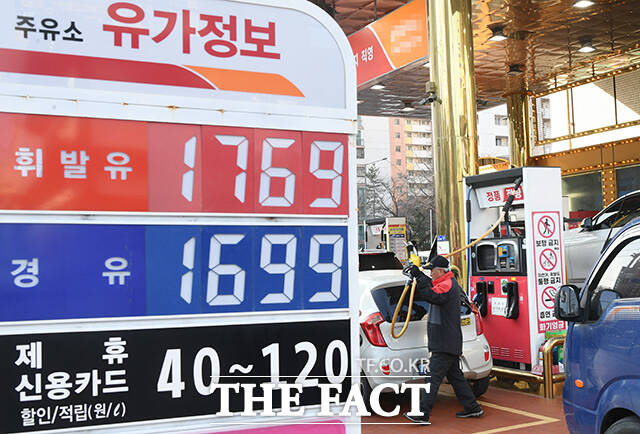 미국과 이란이 호르무즈 해협 봉쇄를 두고 강대강 대치를 이어가면서 국제유가는 상승세를 이어가고 있다. 석유 최고가격제 시행 첫날인 13일 오전 서울 노원구 한 주유소에서 주유소 직원이 주유를 하고 있다. /박상민 기자