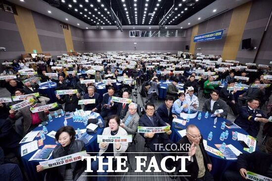 경기 양주시가 23일 오전 10시 경기섬유종합지원센터에서 진행한 과천경마공원 유치 범시민 양주시 추진위원회 발대식 및 결의대회에 참석한 시민 대표 등이 유치 염원 퍼포먼스를 벌이고 있다. /양주시