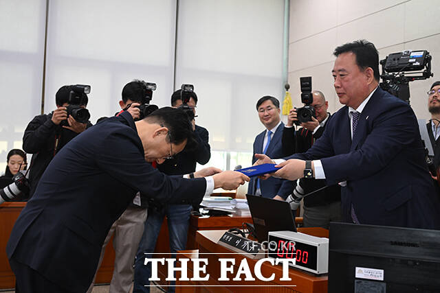 황종우 해양수산부장관 후보자가 인사청문회에서 어기구 위원장에게 선서문을 제출하고 있다.