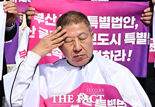 박형준 부산시장이 23일 오전 서울 여의도 국회 본청 앞 계단에서 글로벌 허브도시 특별법 제정을 촉구하며 삭발을 하고 있다. /국회=배정한 기자