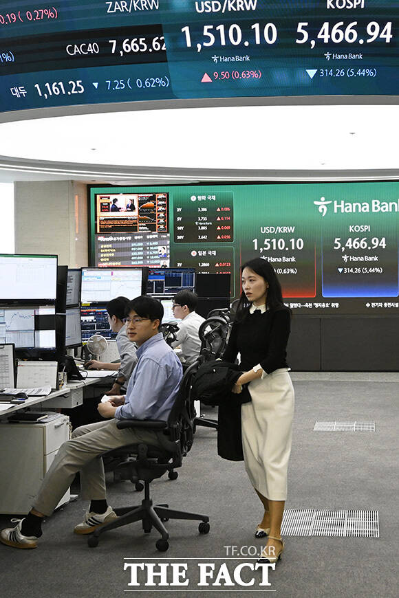 한 딜러가 머리에 손을 댄 채 고민하고 있다.