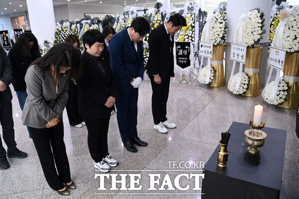 전석광 대전시 대덕구의회 의장을 비롯 의원과 직원들이 23일 오후 대전시청 1층에 마련된 문평동 화재 희생자 합동분향소를 찾아 조문하고 있다. /대덕구의회