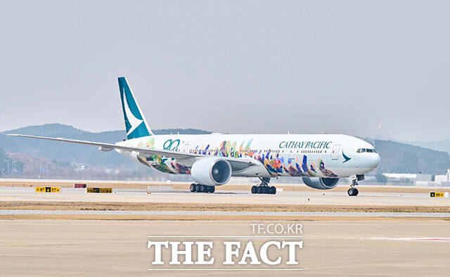 양석호 캐세이 한국 대표(오른쪽에서 다섯번 째)를 비롯한 관계자들이 기념촬영을 하고 있다.