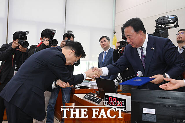 황종우 해양수산부장관 후보자가 인사청문회에서 어기구 위원장에게 선서문을 제출하고 있다.